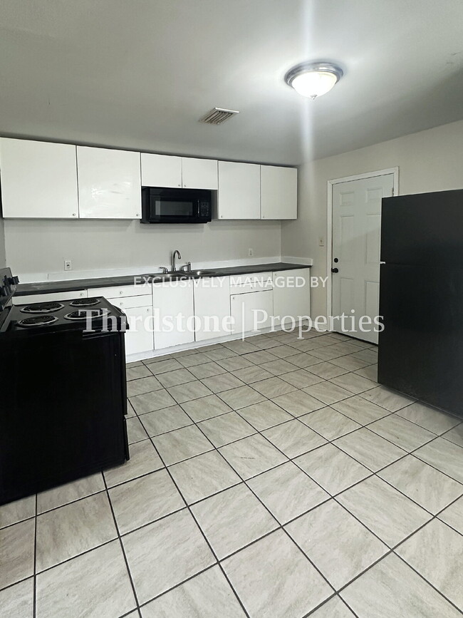 Photo - 1173 W 27th St
