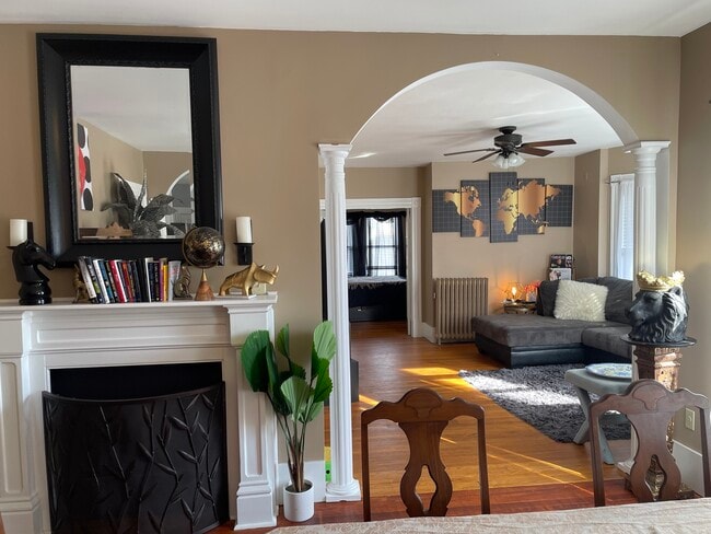 Building Photo - 395 Hanover St Unit 2