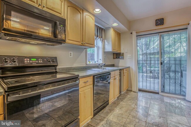 Photo - 780 McHenry St Townhome