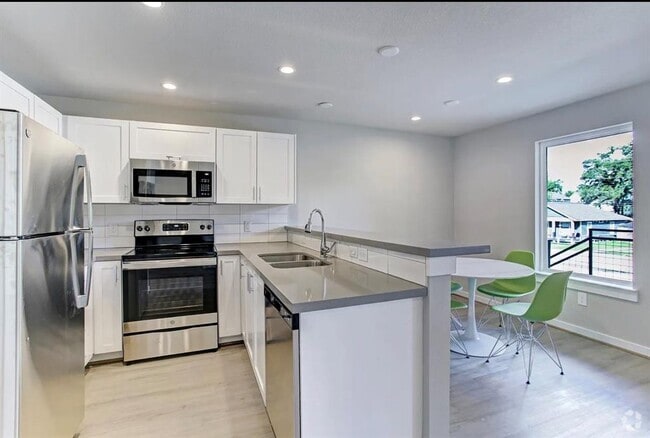 Building Photo - 645 E 11th 1/2 St Unit 9 Rental