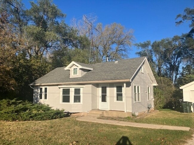 Building Photo - Updated 3 Bedroom - 1 Bath House in Twin L...