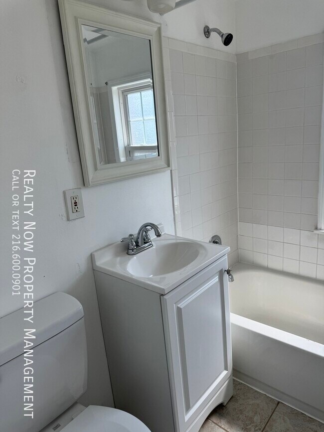 Photo - 3373 Colwyn Rd