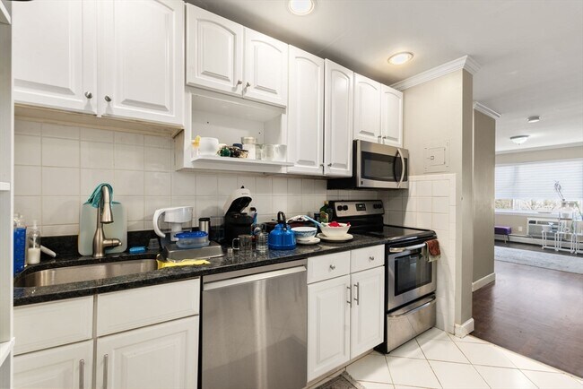 Photo - 71 Oxford Ave Unit 8