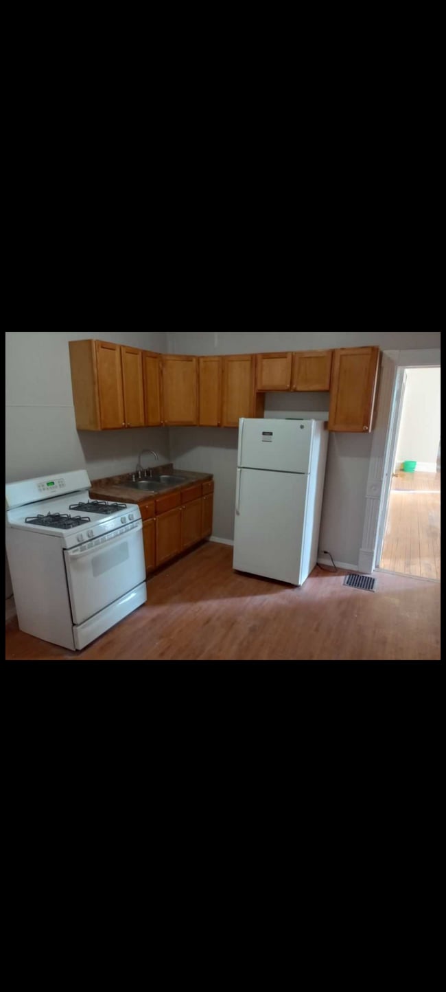 Kitchen - 2818 W Wilcox St Unit 2