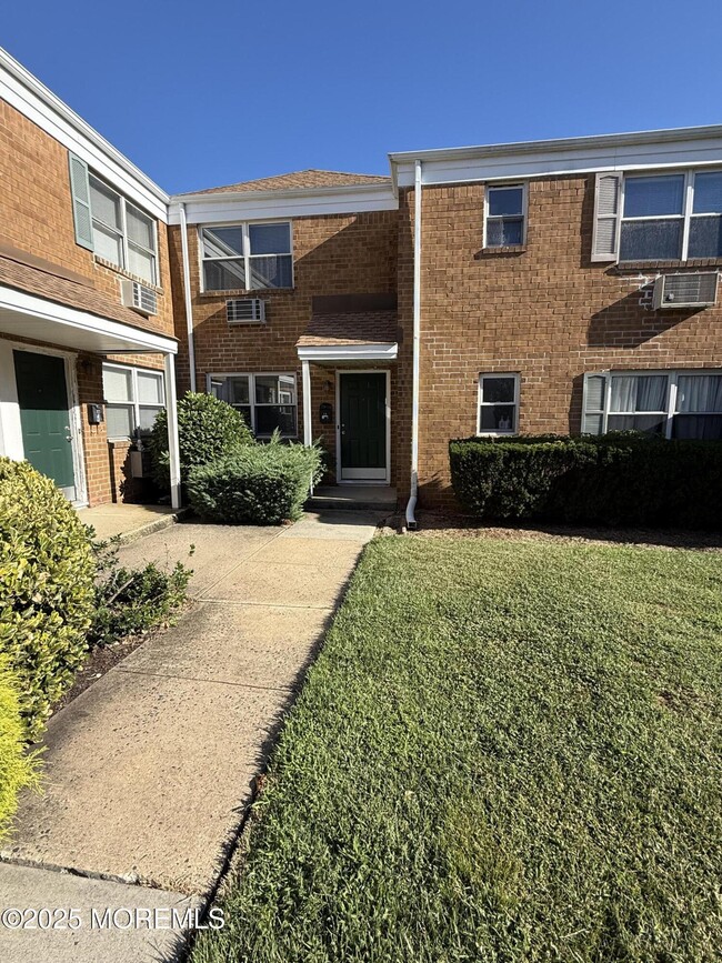 Building Photo - 728 Greens Ave Unit 18 Rental