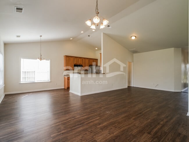 Photo - 1408 Parkland Way