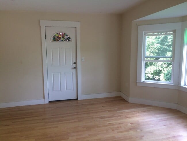 11 Hawes St Unit 3