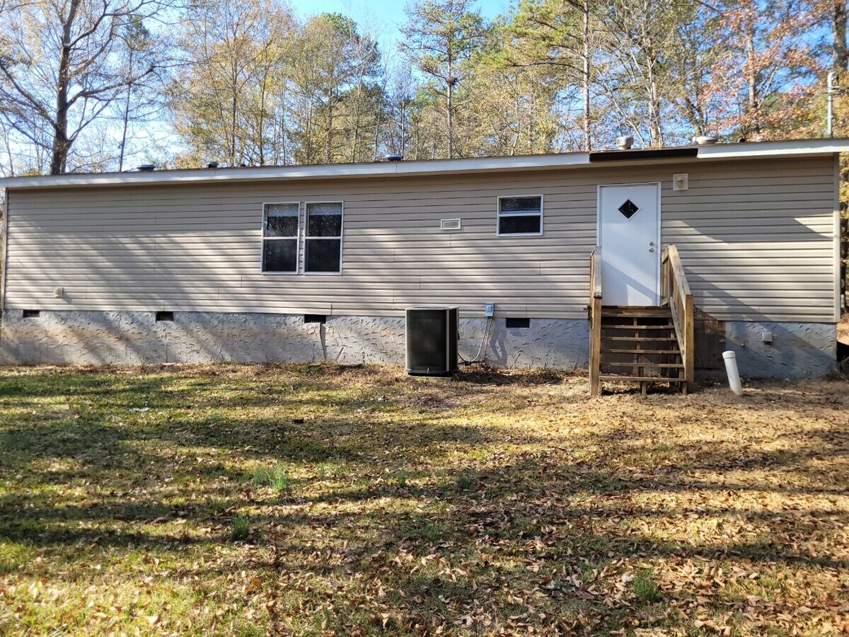 Photo - Madison Co. – Comer GA – Three Bedroom, 2 Bathroom Manufactured Home - Very Spacious and Privatel...