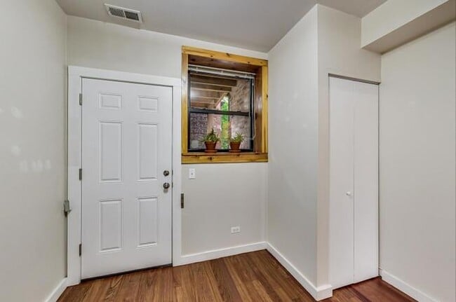 Photo - 1257 W Roscoe St