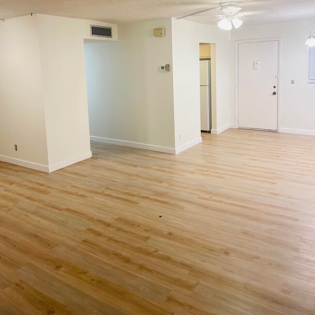 Building Photo - 725 Lori Dr Unit 412