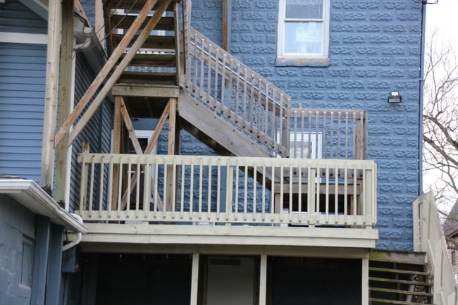 back deck/entrance - 124 College Pl Unit 1