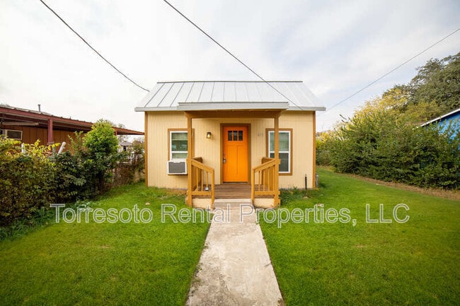 Photo - 611 Rochambeau St