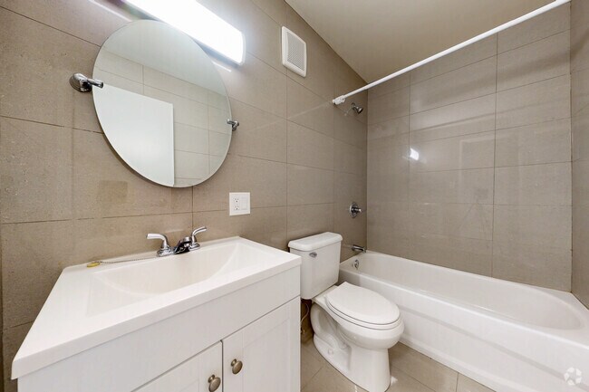 2BR, 1BA - 688SF - Bathroom