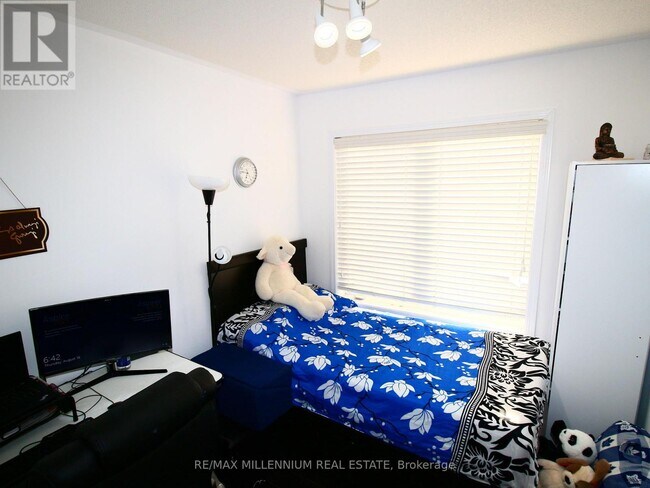 Photo - 52 Vanhorne Cl