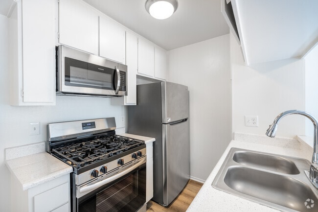 1BR, 1BA - 600SF - Kitchen - Azul Apartments