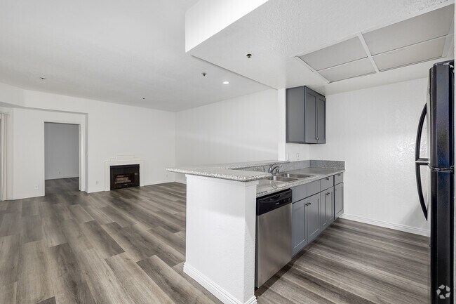 2BR, 2BA - 900SF - Kitchen