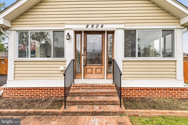 8604 Woodlawn Ct