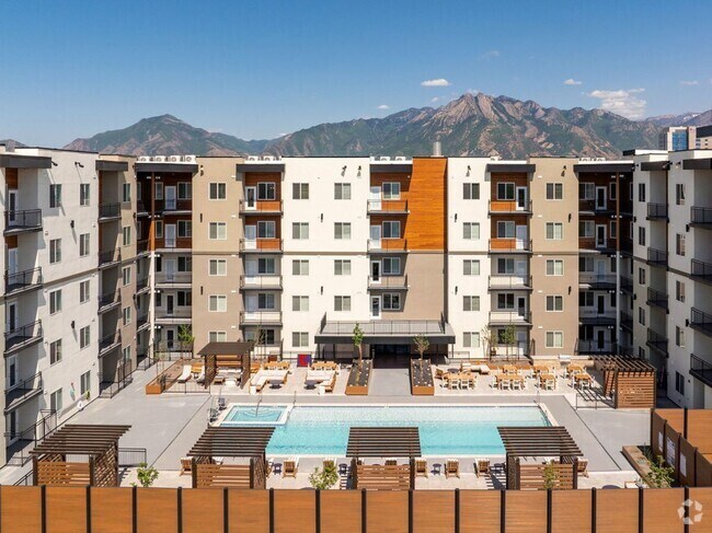Building Photo - Current Apartments