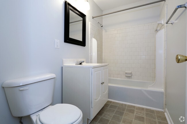 2Bd/1.5Ba: Upstairs Bathroom