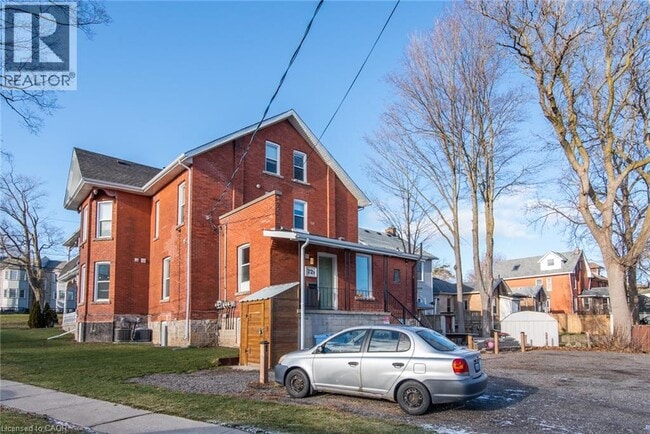 Photo - 70 Waterloo Ave