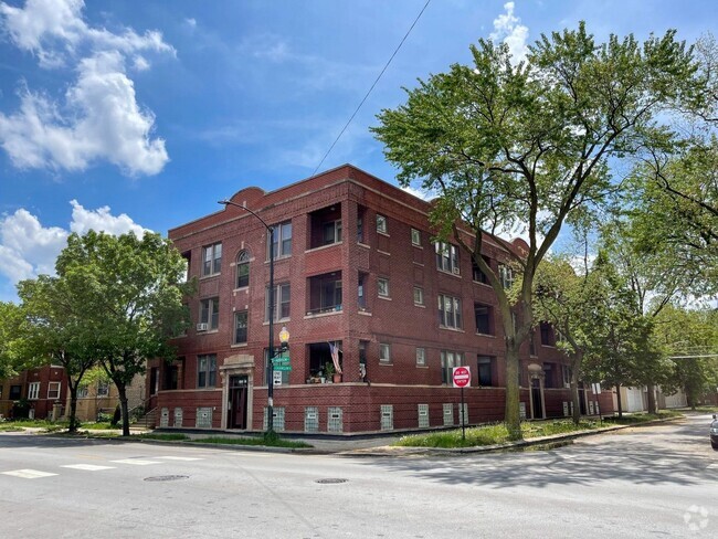 Building Photo - 3755 W Addison St Rental