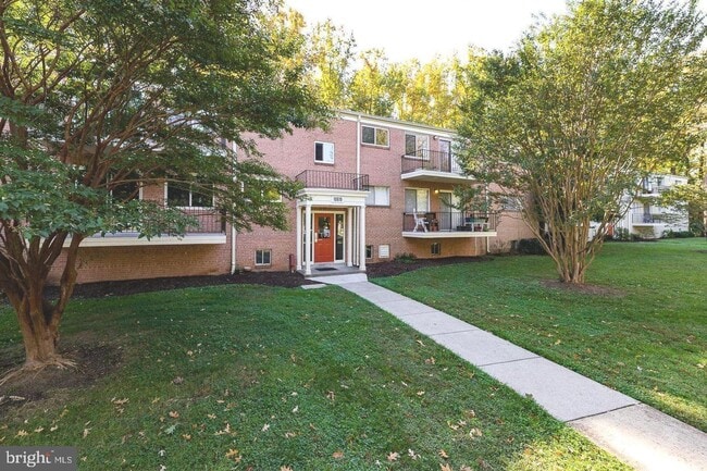 Building Photo - 10619 Weymouth St Unit 102