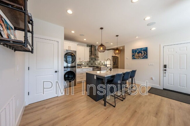 Photo - 1100 Langford St