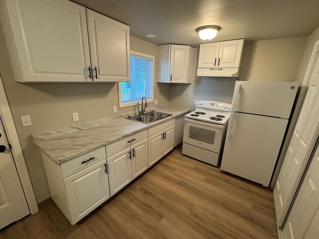 Photo - (248) 2 Bdrm Town Home w/ Private Yard Area Unit 1716-1 (R)