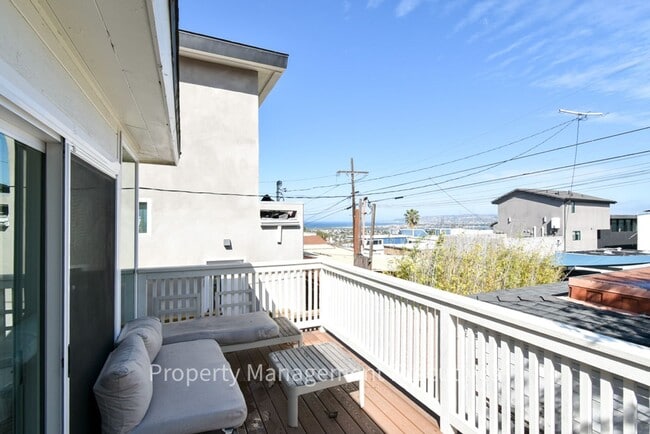 Building Photo - Adorable Studio with an Ocean View