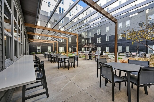 48-Radius at 15th - Amenities - Courtyard (19)
