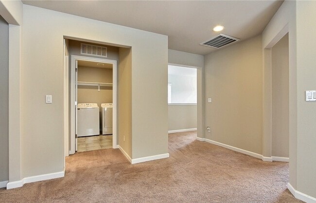 Altillo en la planta superior con vistas al lavadero, con los dormitorios n.º 2 y n.º 3 a la derecha y el dormitorio principal a la izquierda. - 8840 Jayden Dr NE