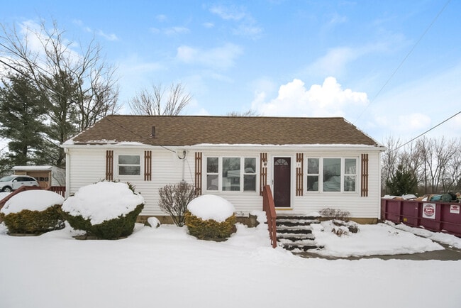 Building Photo - Inviting 3-Bedroom Bedford Home with Spacious Interiors