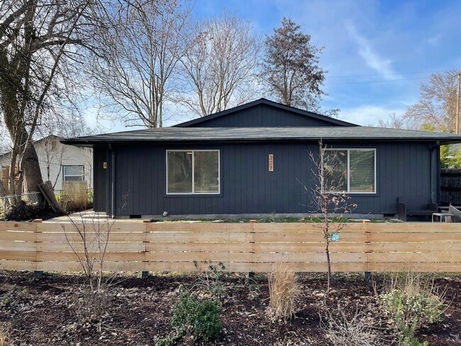 Building Photo - Newly Remodeled 2 Bedroom 1 Bath Duplex-Be The First to Make it Your Home