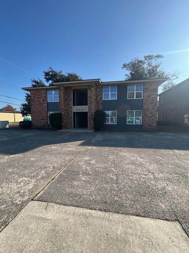 Building Photo - 1 bedroom 1 bath Apartment