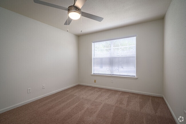 2BR, 1BA - 835SF