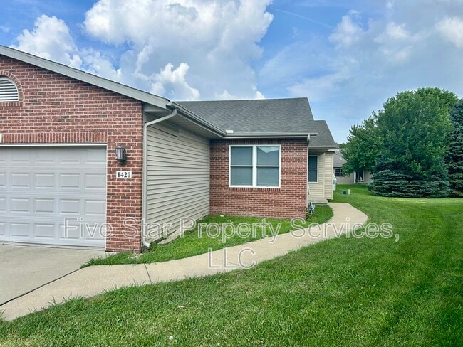 Building Photo - 1420 School House Ln