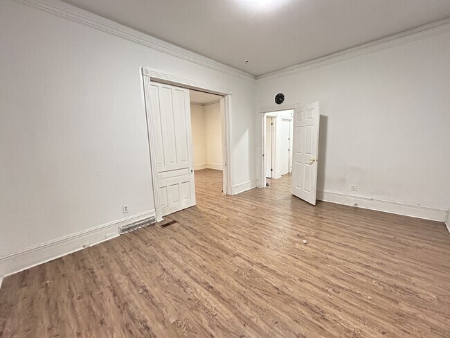 Photo - 46 Wentworth St S Unit 2 (Right)