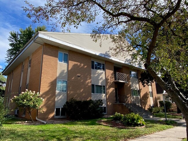 Building Photo - 1516 Avon St Unit 111