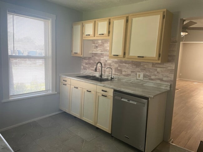 Photo - HayAve531-533 Unit 531