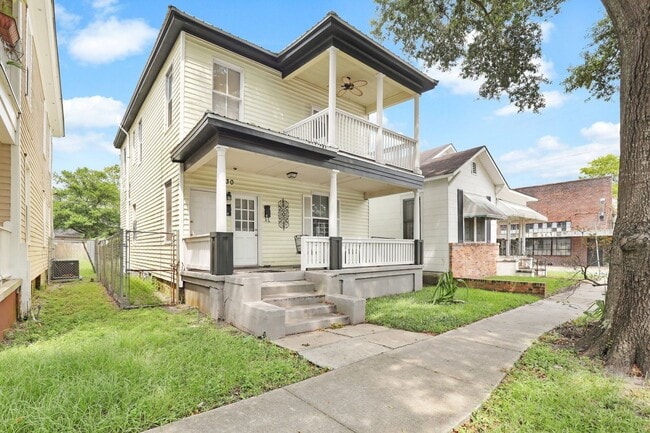 Building Photo - Annual 2/1 Furnished Rental near Downtown ...