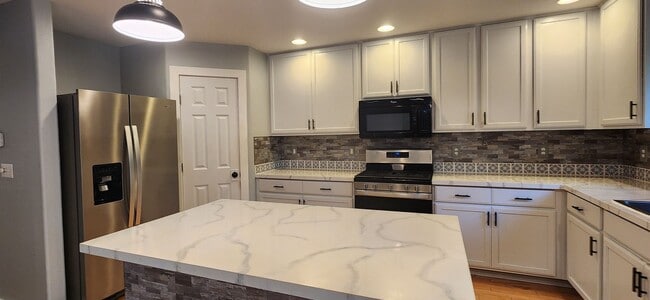 Photo - 5 bedroom 2.5 Bathroom single family home ...