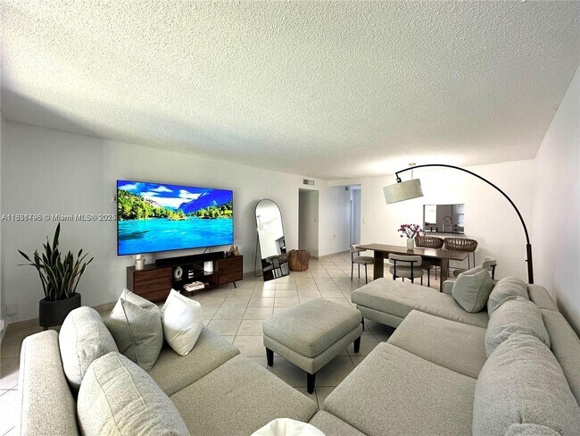 Building Photo - 620 NE 12th Ave Unit 102 Rental