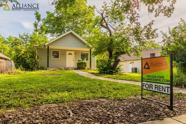 Building Photo - Spacious Rooms & Close to Downtown