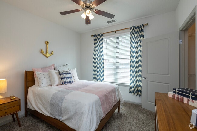 2BR, 2BA - 1,095SF - Bedroom