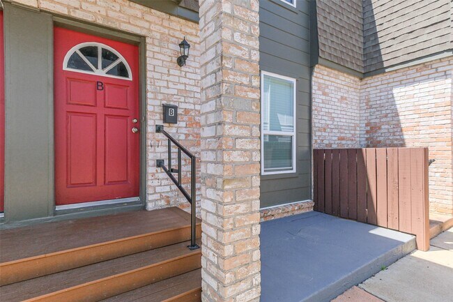 Photo - 5922 Fairdale Ln