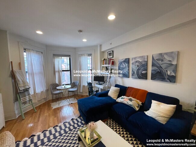 Photo - 271 Newbury St