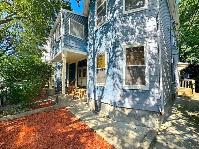 Building Photo - 25 Rossmore St Unit 25H
