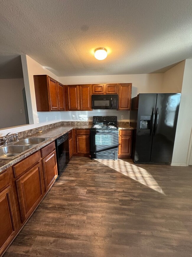 Photo - 4 bed / 2 bath Ready for move in.