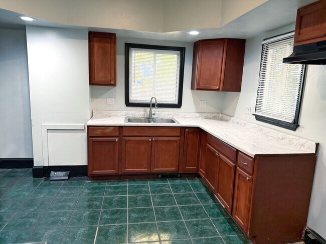 Photo - Large 6 Bedroom, 2 Full Bath Home!