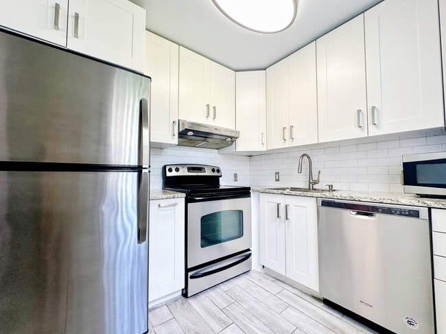 Building Photo - 144 Mansfield D